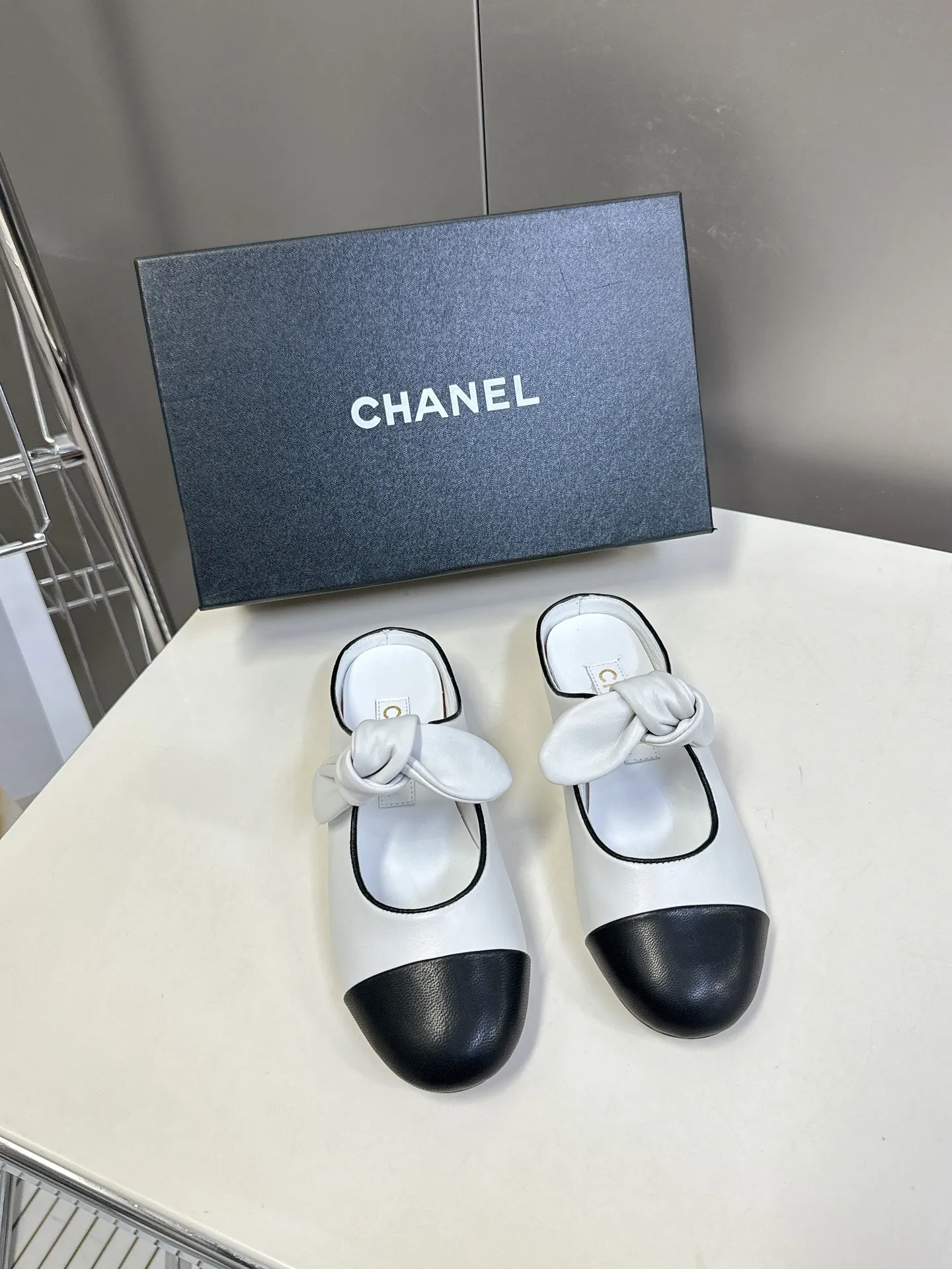 👟👟Ex-factory price 540👟👟 CHANEL Chanel Bow Elastic Strap Flat Shoes Bow Mary Jane shoes are so popular at first sight that you can wear them freely according to the weather changes! Put on socks to instantly transform into cute shoes for spring and summer! Transform into a magical princess in seconds 👸The upper is made of mixed sheepskin and tiptoe silk sheepskin. The foot feels super comfortable. The leather is very soft and skin-friendly. The genuine leather outsole imported from Italy Size: 35-41 (40 41 customized)